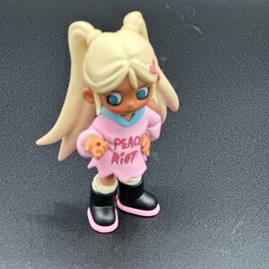 Peach Riot sleepover Poppy breakfast figure (missing pieces)